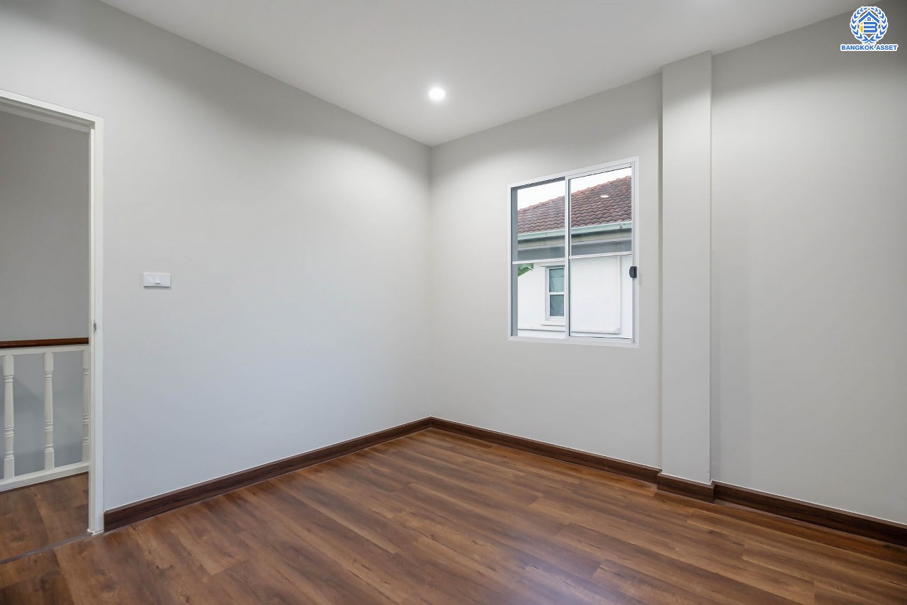 บ้านมือสองตกแต่งใหม่ โครงการ มัณฑนา วัชรพล-รามอินทรา2 หลังมุม เนื้อที่ 74.2 ตร.ว. ฟังก์ชัน 3 ห้องนอน 3 ห้องน้ำ จอดรถได้ 2 คัน พร้อม Living Room กว้างขวาง บนทำเลใจกลางเมือง! เชื่อมต่อทั้งถนนเกษตร-นวมินทร์, ลาดพร้าว, รัชโยธินฯ ใกล้ทางด่วน "รามอินทรา–อาจณรงค์" และรถไฟฟ้าสายสีน้ำตาล "สถานีโรงเรียนสตรีวิทยา2"...